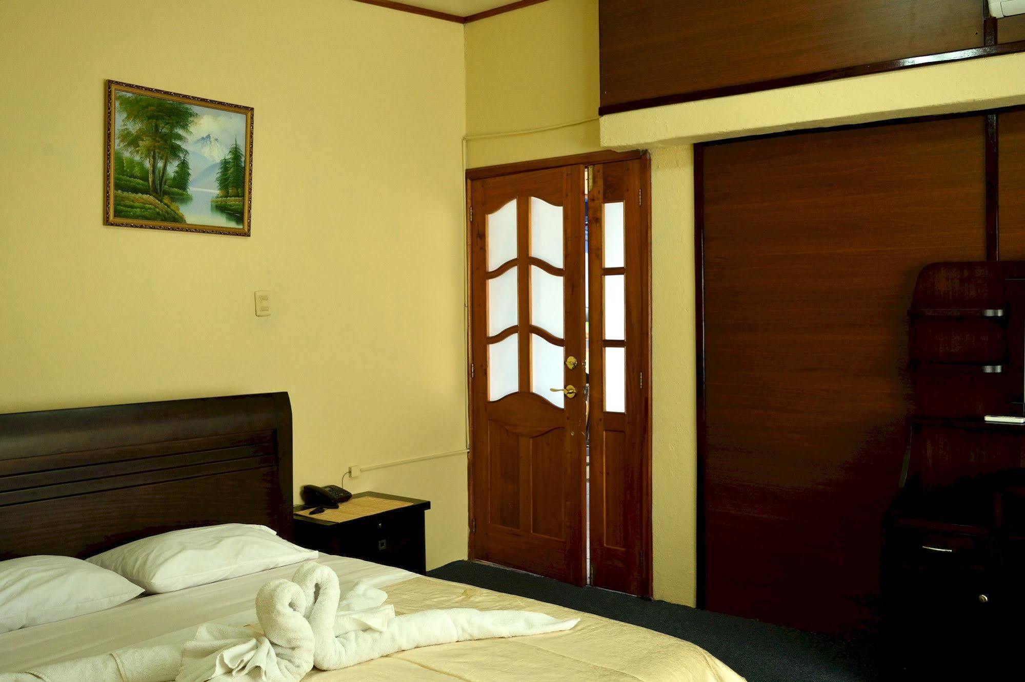 Hostal Cormorant Flightless ปูแอร์โตอาโยรา ภายนอก รูปภาพ