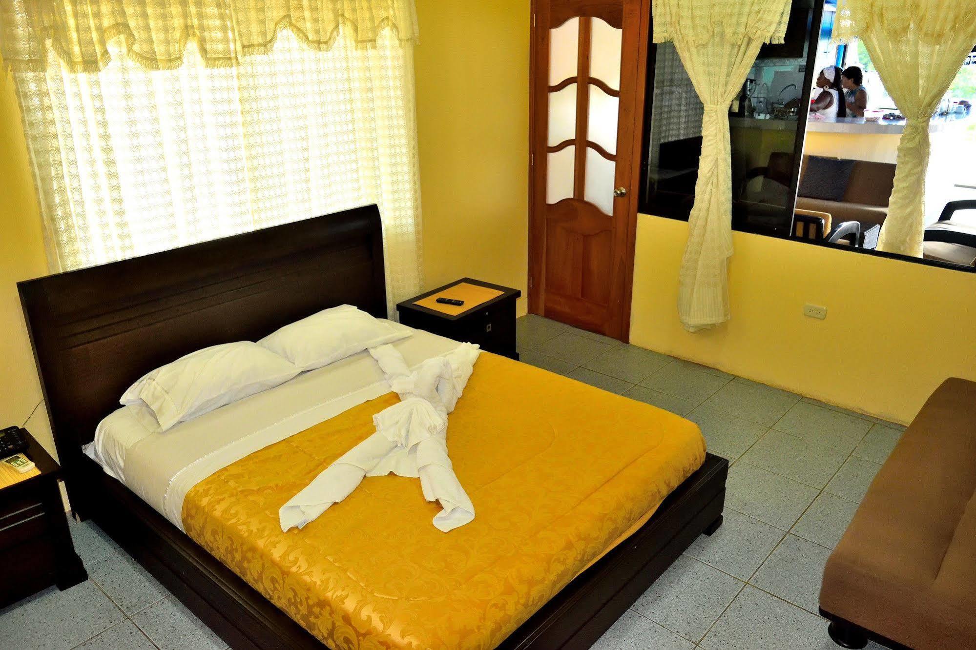 Hostal Cormorant Flightless ปูแอร์โตอาโยรา ภายนอก รูปภาพ