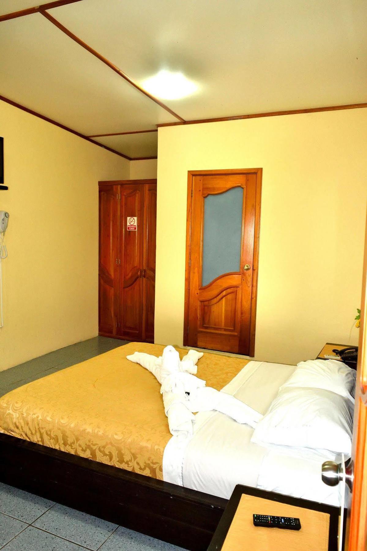 Hostal Cormorant Flightless ปูแอร์โตอาโยรา ภายนอก รูปภาพ