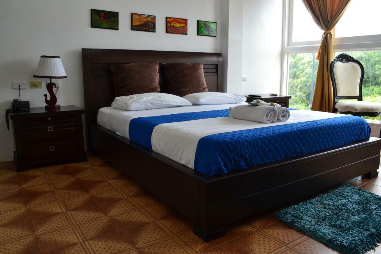 Hostal Cormorant Flightless ปูแอร์โตอาโยรา ภายนอก รูปภาพ