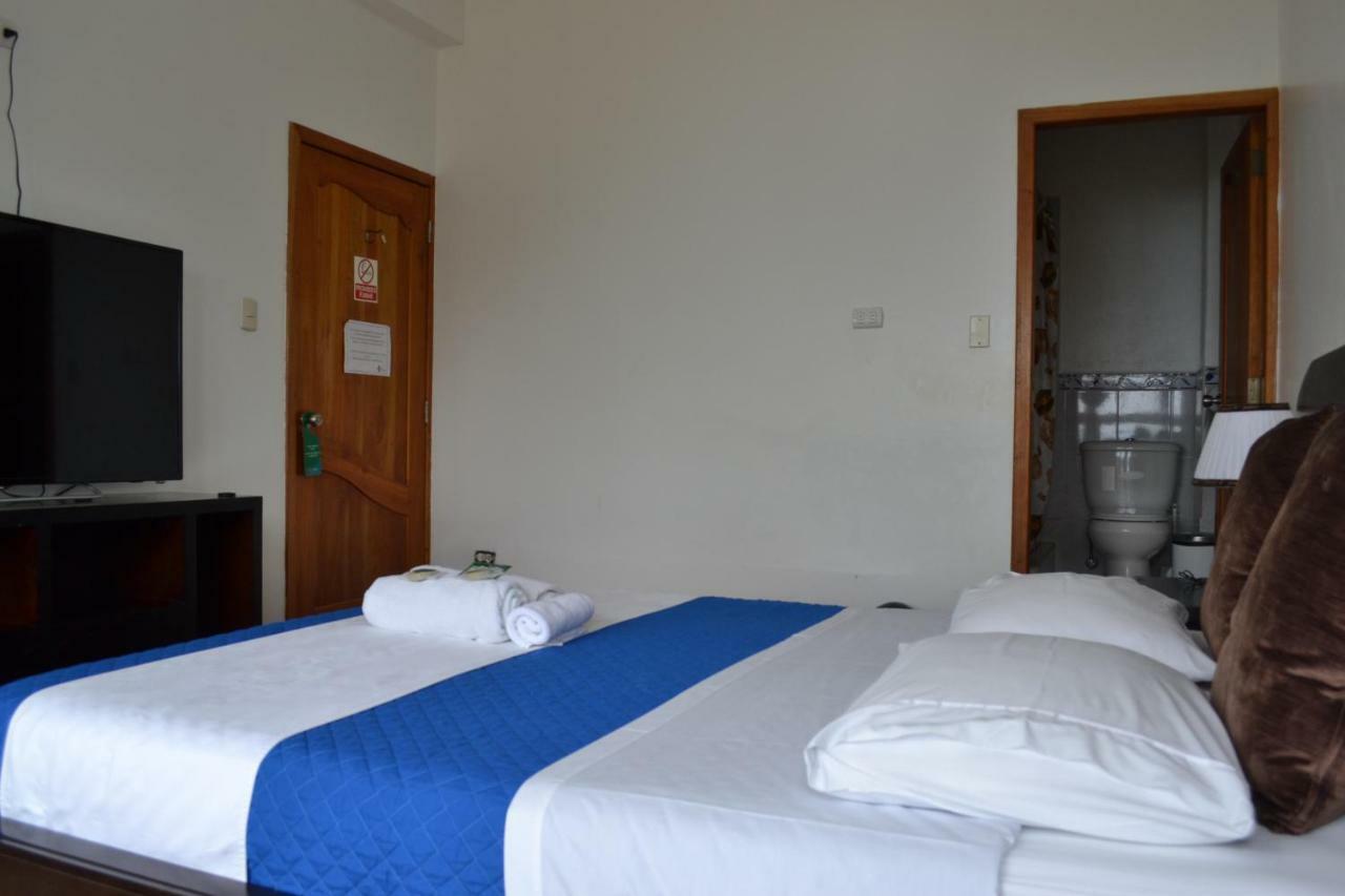 Hostal Cormorant Flightless ปูแอร์โตอาโยรา ภายนอก รูปภาพ